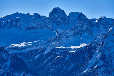 Sellaronda için güzel panoramik manzara - Dolomites, İtalya 'daki Sella grubunun etrafında kayak pisti - Badia, Gherdeina, Fascia. Dolomitlerin olağanüstü karlı zirveleri, güney Alpleri