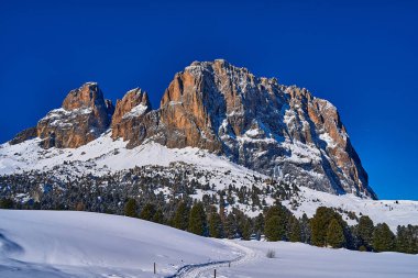 Sellaronda için güzel panoramik manzara - Dolomites, İtalya 'daki Sella grubunun etrafında kayak pisti - Badia, Gherdeina, Fascia. Dolomitlerin olağanüstü karlı zirveleri, güney Alpleri