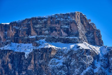 Sellaronda için güzel panoramik manzara - Dolomites, İtalya 'daki Sella grubunun etrafında kayak pisti - Badia, Gherdeina, Fascia. Dolomitlerin olağanüstü karlı zirveleri, güney Alpleri