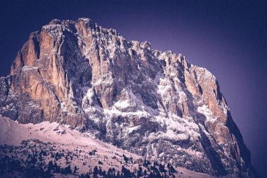 Sellaronda için güzel panoramik manzara - Dolomites, İtalya 'daki Sella grubunun etrafında kayak pisti - Badia, Gherdeina, Fascia. Dolomitlerin olağanüstü karlı zirveleri, güney Alpleri