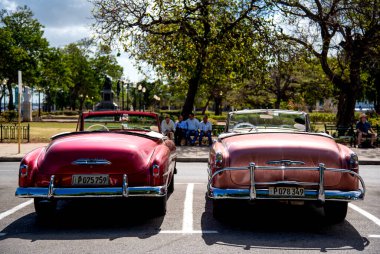 Şehirde güzel kırmızı bir araba.