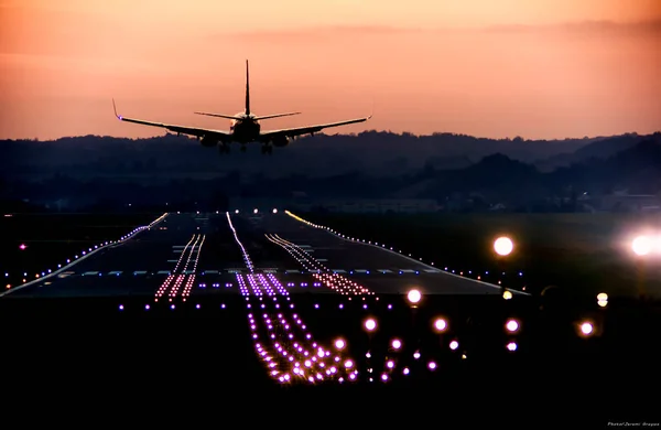 Avión Aterrizando Frente Aeropuerto — Foto de Stock