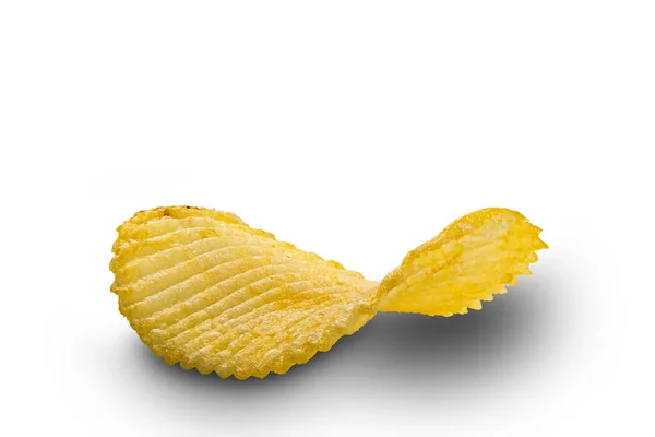 Närbild Enda Wellpapp Torr Krispig Saltad Potatis Chip Isolerad Vit — Stockfoto