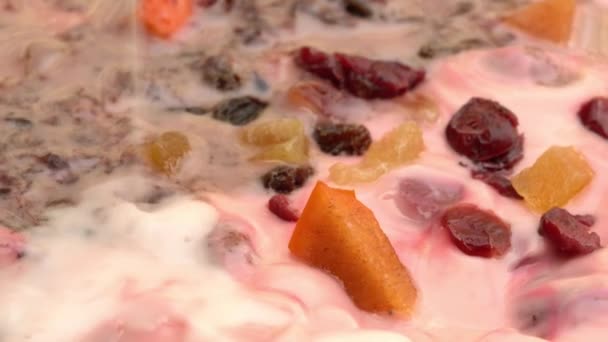 Hoge Hoek Uitzicht Gieten Aardbeienmelk Kom Van Aardbeienyoghurt Met Geconserveerde — Stockvideo