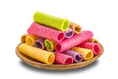 Beyaz arka planda izole edilmiş ahşap tabakta ev yapımı, çıtır çıtır hindistan cevizli gofret tüpü yığını..