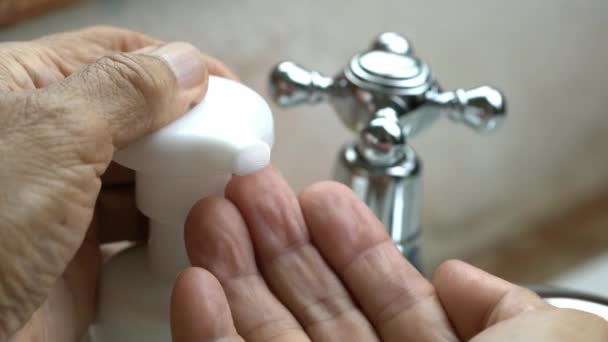 Antibacteriële Handzeep Uit Witte Fles Pompen Voor Het Wassen Desinfecteren — Stockvideo