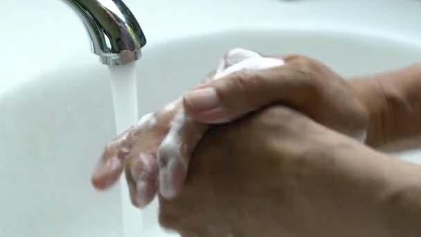 Nahaufnahme Des Händewaschens Mit Antibakterieller Schäumender Handseife Reiben Schäumen Und — Stockvideo