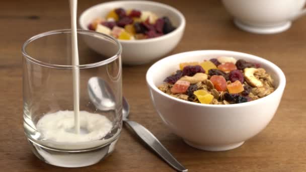 Verter Leche Fresca Vaso Transparente Con Desayuno Crujiente Cereales Muesli — Vídeos de Stock