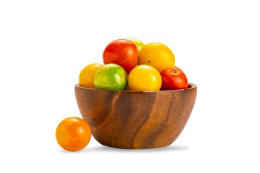 Beyaz arka planda izole edilmiş, yeni toplanmış organik kiraz domatesleri..