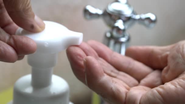 Bombeamento Antibacteriano Espuma Mão Sabão Garrafa Plástico Branco Para Lavar — Vídeo de Stock