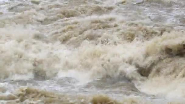 Modderig Water Stroomt Snel Schuimig Spatten Zware Regen Het Regenseizoen — Stockvideo