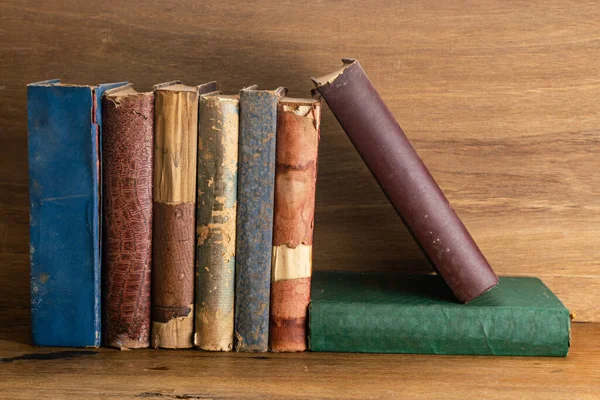 Stapel Alter Grungiger Bücher Auf Hölzernem Hintergrund Alte Und Zerrissene Stockfoto
