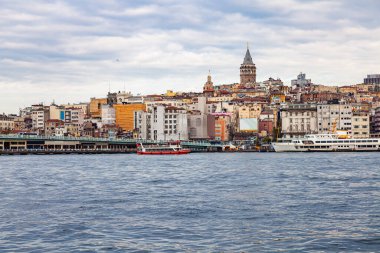 Galata Kulesi ve Galata Köprüsü manzarası, İstanbul 'un simgeleri. Boğaz Boğazı 'nda gezinti ve gezi tekneleri.