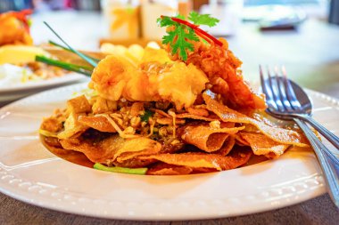 Tayland usulü kızarmış hamur tatlısı karides ya da karides, fasulye filizi, ahşap masada beyaz seramik tabakta kırmızı biber..