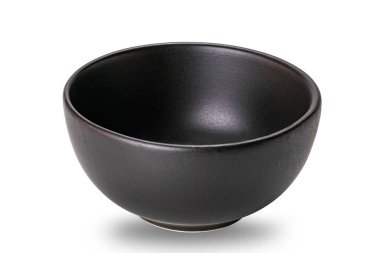 Boş siyah seramik kase, kesme yolu olan beyaz arka planda izole edilmiş. Yuvarlak siyah seramik kâse, yakın çekim görüntüsü...