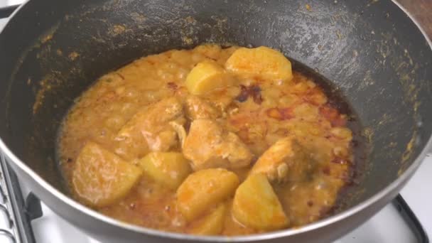 Wysoki Kąt Widok Gotowania Pyszne Domowe Curry Kurczaka Ciemnym Metalowym — Wideo stockowe