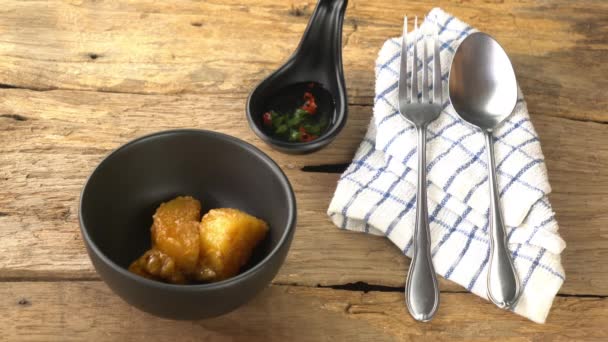 Ladling Kari Ayam Dan Dimasukkan Dalam Mangkuk Keramik Hitam Dengan — Stok Video