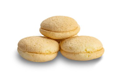 Beyaz arka planda izole edilmiş ananas reçeli ile dolu ev yapımı küçük yuvarlak pasta yığını..