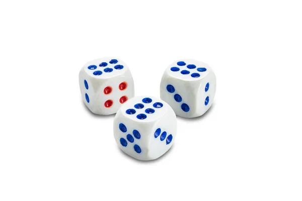 在白色背景上隔离的三个骰子的高角度视图 具有剪切路径 水平格式 — 图库照片