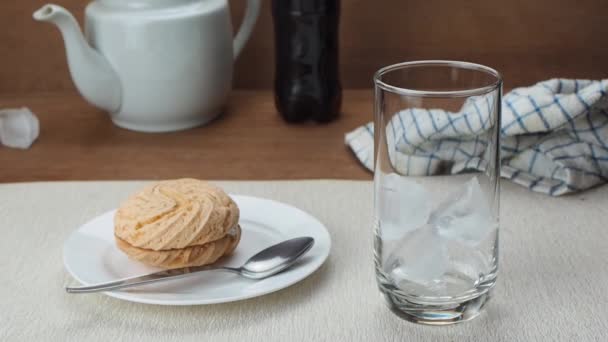 Lägga Isbitar Genomskinligt Glas Med Läckra Hemmagjorda Smörgåskakor Fyllda Med — Stockvideo