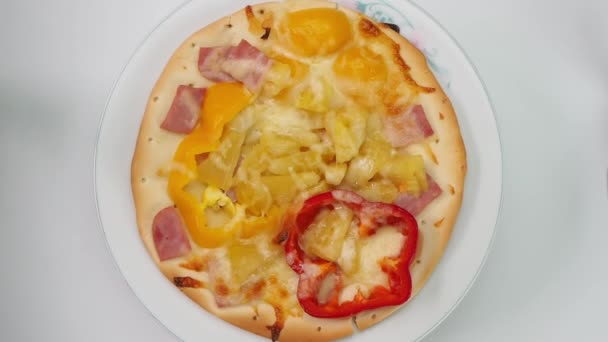 Felülnézet Forgatása Hawaiian Pizza Fehér Kerámia Lemez Fehér Alapon — Stock videók