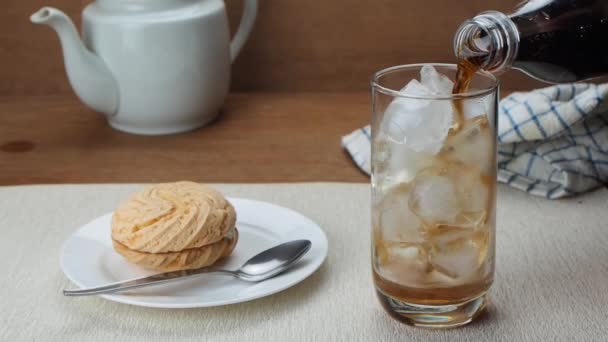 Verter Agua Cola Vaso Transparente Lleno Cubitos Hielo Con Sándwiches — Vídeos de Stock