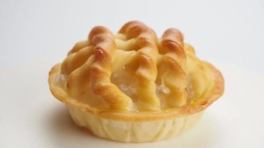 Beyaz arka planda lezzetli ev yapımı hurma turtasının yakın görünüm rotasyonu