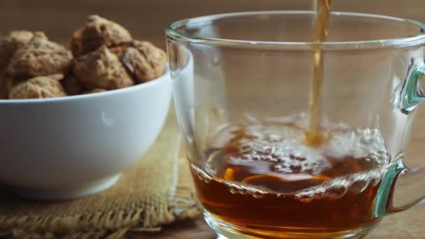Налить Горячий Чай Прозрачную Стеклянную Чашку Вкусной Домашней Кокосовой Безе — стоковое видео