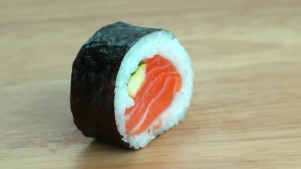 Delicioso Rollo Casero Sushi Nori Con Salmón Sobre Tabla Madera — Vídeo de stock