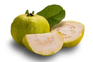 Yeşil guava yaprağıyla kaplı taze guava meyvelerinin yan görüntüsü beyaz arka planda kırpma yolu ile izole edilmiş..