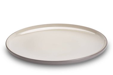 Kahverengi kenarlı yüksek açılı seramik plaka beyaz arka planda kırpma yolu ile izole edilmiş.