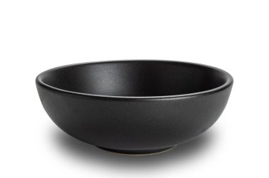 Beyaz arkaplanda kırpma yolu ile izole edilmiş boş siyah seramik kasenin yakın görünümü.