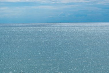 Tayland 'ın en ünlü tatil beldelerinden biri olan Pattaya Körfezi' ndeki deniz suyunun yüzeyinde öğleden sonra güneşinin parıldayan güzel yansıması..