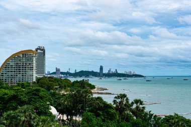 Pattaya Şehri, Tayland - 01 Haziran 2024: Tayland 'ın en ünlü tatil beldelerinden biri olan Pattaya Körfezi manzarası.