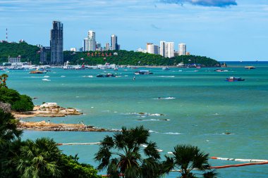 Sabahları Pattaya Körfezi manzarası turistler için deniz paraşütü ve diğer spor etkinlikleri.