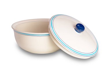 Tek boş seramik kase ve kapak kırpma yolu ile beyaz arka planda izole