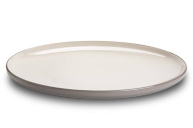 Koyu kahverengi kenarlı tek bir boş seramik plaka kesme yolu ile beyaz arka planda izole.