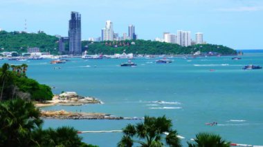 Pattaya City 'deki Pattaya Körfezi' ndeki deniz sporu manzarası. Pattaya şehri Tayland 'ın en ünlü tatil beldelerinden biridir..