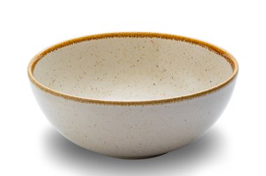 Koyu kahverengi kenarlı boş seramik kasenin yakın görüntüsü kırpma yolu ile beyaz arkaplanda izole edilmiş.