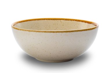 Koyu kahverengi kenarlı boş seramik kasenin yan görünümü beyaz arka planda kırpma yolu ile izole edilmiş.