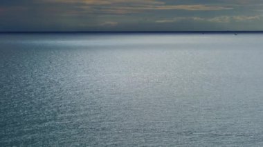 Öğleden sonra güneş ışığının parıldayan yansımasıyla deniz suyu yüzeyinin güzel bir şekilde hareket etmesi.