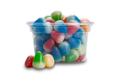 Çıtır jöle rengarenk şeker kaplı çıtır jöle beyaz arka planda izole edilmiş şeffaf plastik bardakta kırpma yolu ile kaplanmış..