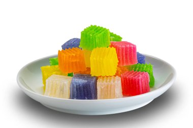 Çıtır jöle. Beyaz arkaplanda kırpma yolu ile izole edilmiş beyaz seramik çanak içinde renkli küp şeklinde çıtır jöle yakın görünüm.