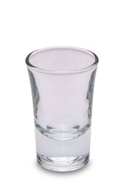 Tek bir boş şeffaf shot bardağının dikey görüntüsü beyaz arkaplanda izole edilmiş viski bardağı kırpma yolu ile