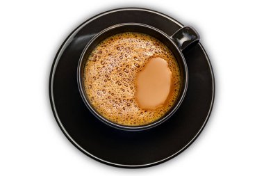 Siyah seramik bardaktaki sıcak sütlü kahvenin üst görüntüsü beyaz arka planda kırpma yolu ile izole edilmiş..