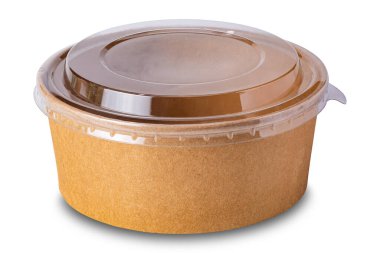 Çevre dostu kahverengi kağıt kase kapağı şeffaf plastik kapaklı beyaz arka planda kırpma yolu ile izole.