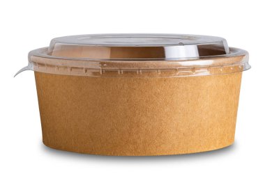 Beyaz arka planda kırpma yolu ile izole edilmiş şeffaf plastik kapaklı kahverengi kağıt kâse kapağının yakın görüntüsü.