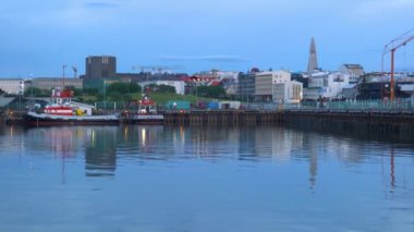Sabahın erken saatlerinde Reykjavik Limanı 'nın manzarası Hallgrimskirkja Kilisesi ve Reykjavik şehir merkezi, İzlanda.