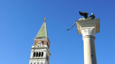 VENICE, İtalya - 20 Ekim 2015: Saint Mark ve San Teodoro sütunları ile Campanile di San Marco veya St Mark 's çan kulesinin görüntüsü.