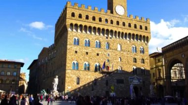 FLORENCE, İtalya - 19 Ekim 2015: Signaria veya Piazza della Signaria meydanında Floransa, Toskana, İtalya 'daki Palazzo Vecchio' nun önünde yürüyen turistlerin görüntüsü.
